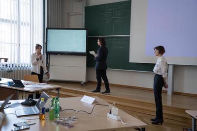 Eine typische Szene aus einem der *Physics Round*. Das Team Donaustadt diskutiert mit den beiden Teams aus der Slowakei.